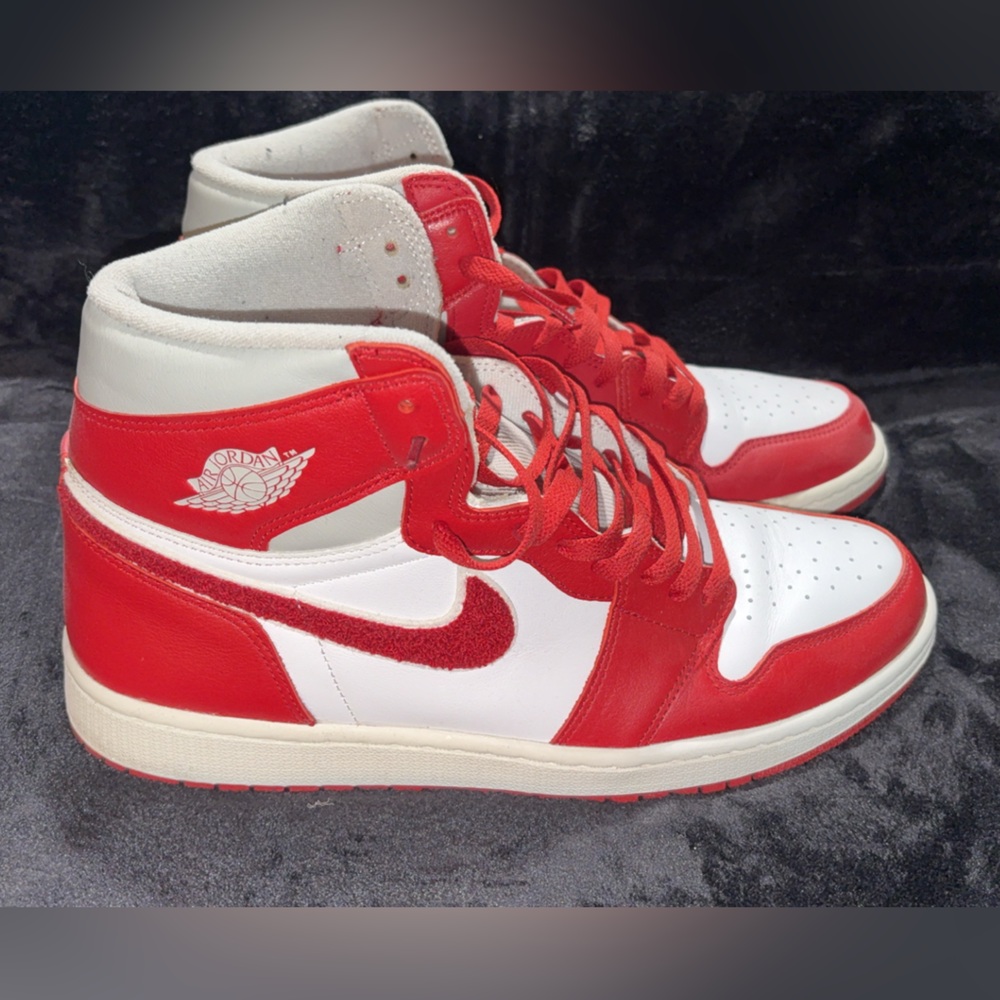 Jordan 1 Retro High OG Varsity Red (Women's)- **SEMI-NEW***